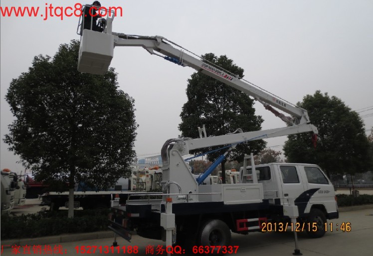 江玲14米登高車(chē)(國(guó)四)用江鈴底盤(pán)加裝上裝部分而成;液壓式三節(jié)折疊臂,最大作業(yè)高度14米,作業(yè)輻度5.7米; 采用國(guó)產(chǎn)、進(jìn)口換向閥及液壓油缸,換向平穩(wěn),操作靈活方便;隨車(chē)安裝四個(gè)液壓支腿,以保證整車(chē)在操作時(shí)的穩(wěn)定性與安全性;支腿與工作臂互鎖,安全可靠,防止誤操作過(guò)位.