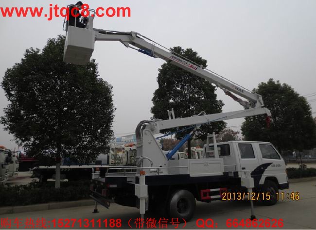 江玲16米高空作業(yè)車(國四)江鈴底盤加裝上裝部分而成;液壓式三節(jié)折疊臂,最大作業(yè)高度16米,作業(yè)輻度7.3米; 采用國產(chǎn)、進口換向閥及液壓油缸,換向平穩(wěn),操作靈活方便;隨車安裝四個液壓支腿,以保證整車在操作時的穩(wěn)定性與安全性;支腿與工作臂互鎖,安全可靠,防止誤操作過位.